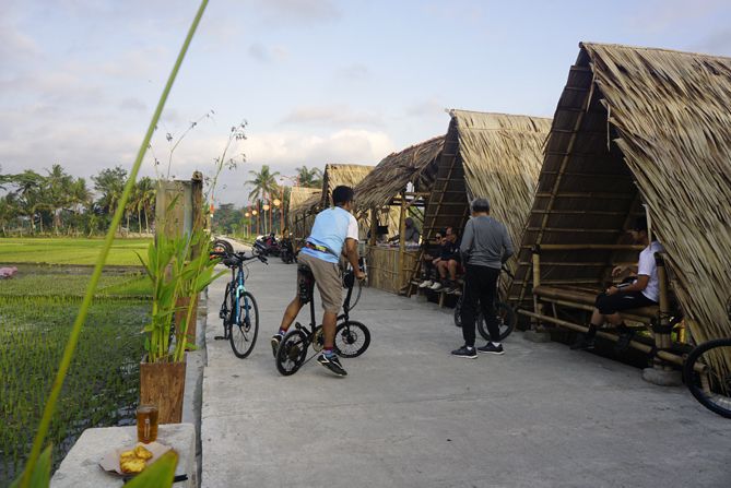 Pesepeda yang mengunjungi Mbulak Umpeng