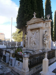 το ταφικό μνημείο της οικογένειας Θερμογιάννη στο νεκροταφείο Ναυπλίου