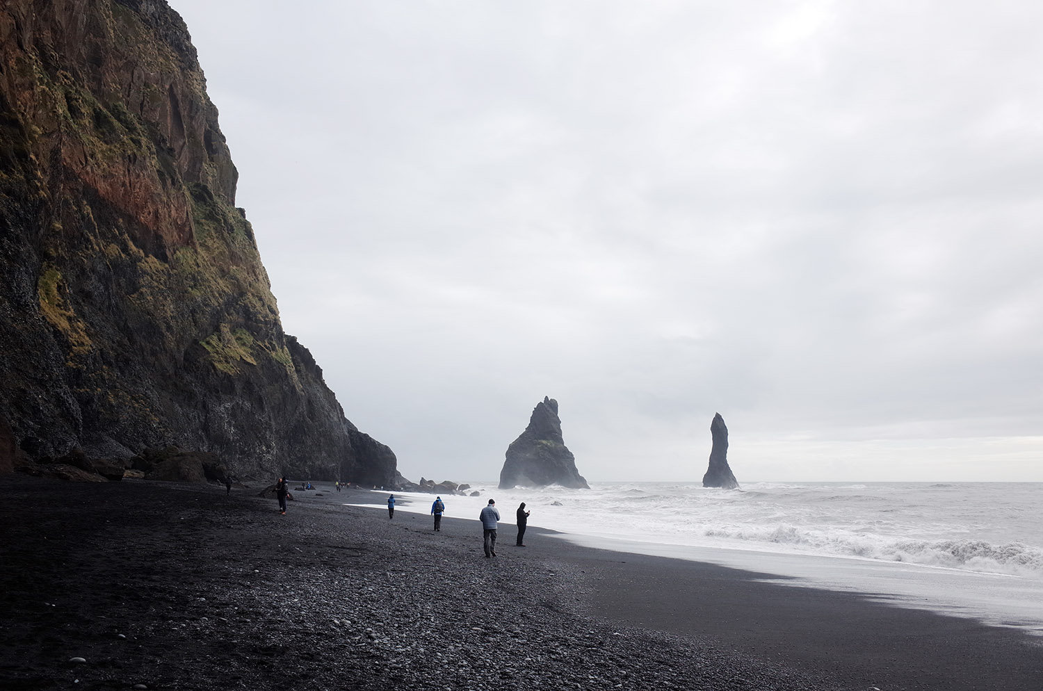 Включи dark beach. Пляж Рейнисфьяра Исландия. Рейнисфьяра Исландия черный пляж. Пляж Рейнисфьяра — Вик, Исландия. Черный пляж Рейнисфьяра и колонны Рейнисдрангар, Исландия.