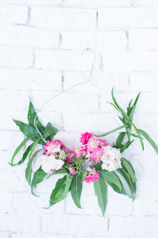 Guirnalda de flores con percha diy