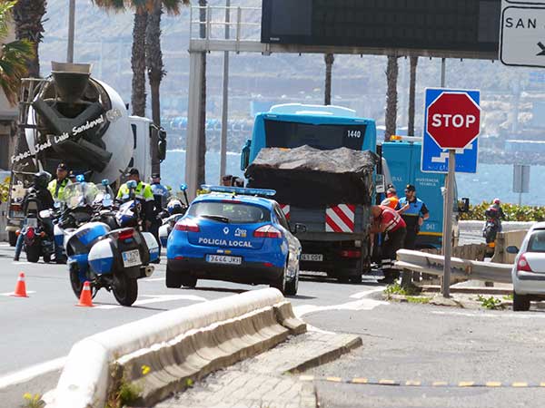 Fotos accidente guagua y camión en AV. Marítima, altura Hoya La Plata