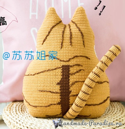 Подушка-котик из пряжи бежевого цвета