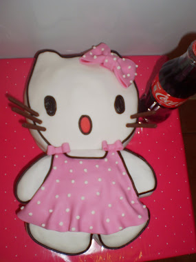 la tarta de la kitty con vestido sencillo.