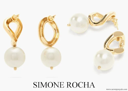 Kate Middleton wore SIMONE ROCHA Faux-pearl curb chain earrings