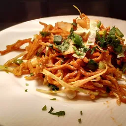 Serving Chinese bhel in a serving plate for Chinese bhel recipe