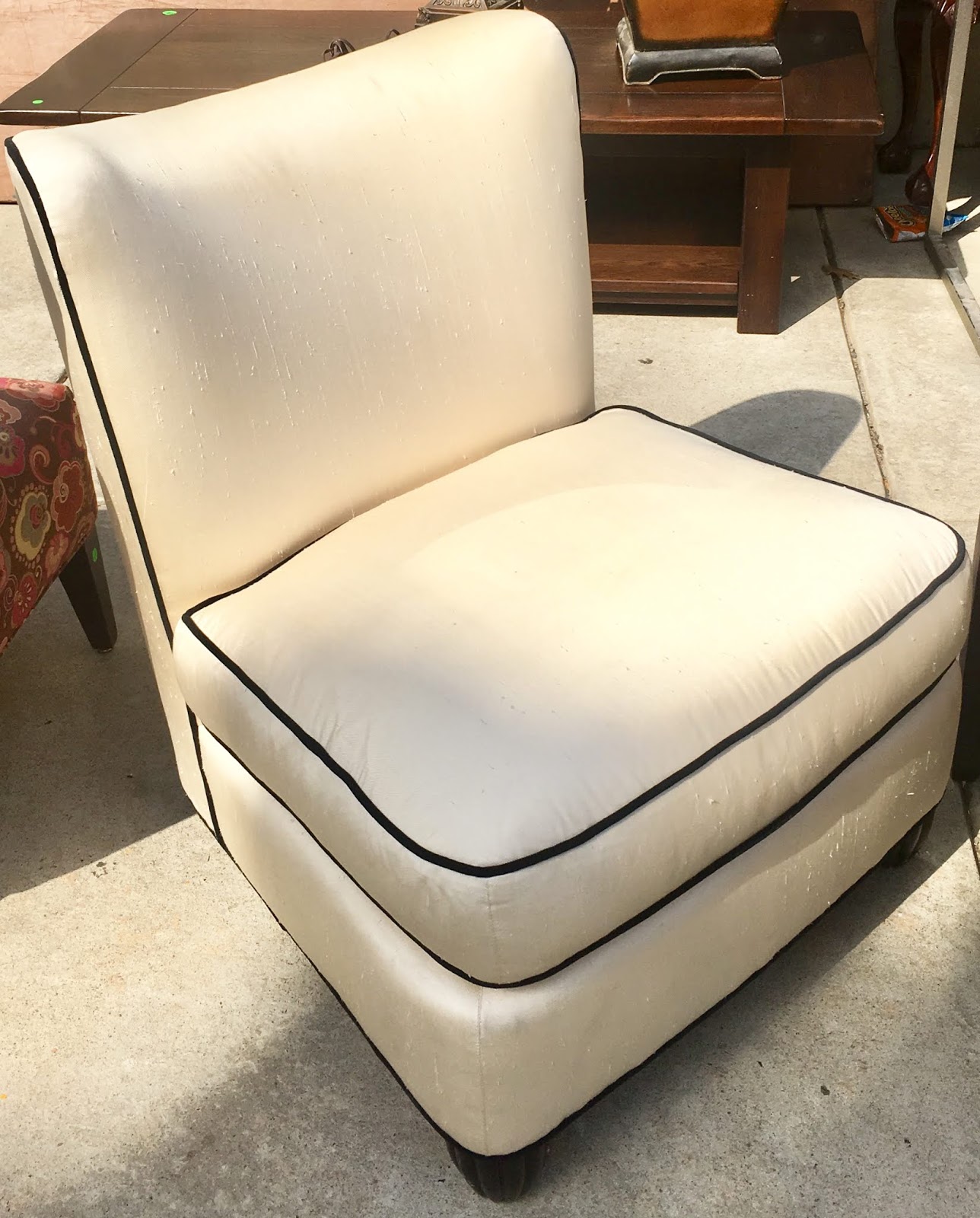 Uhuru Furniture & Collectibles 467111 Cream Armless Chair with Black