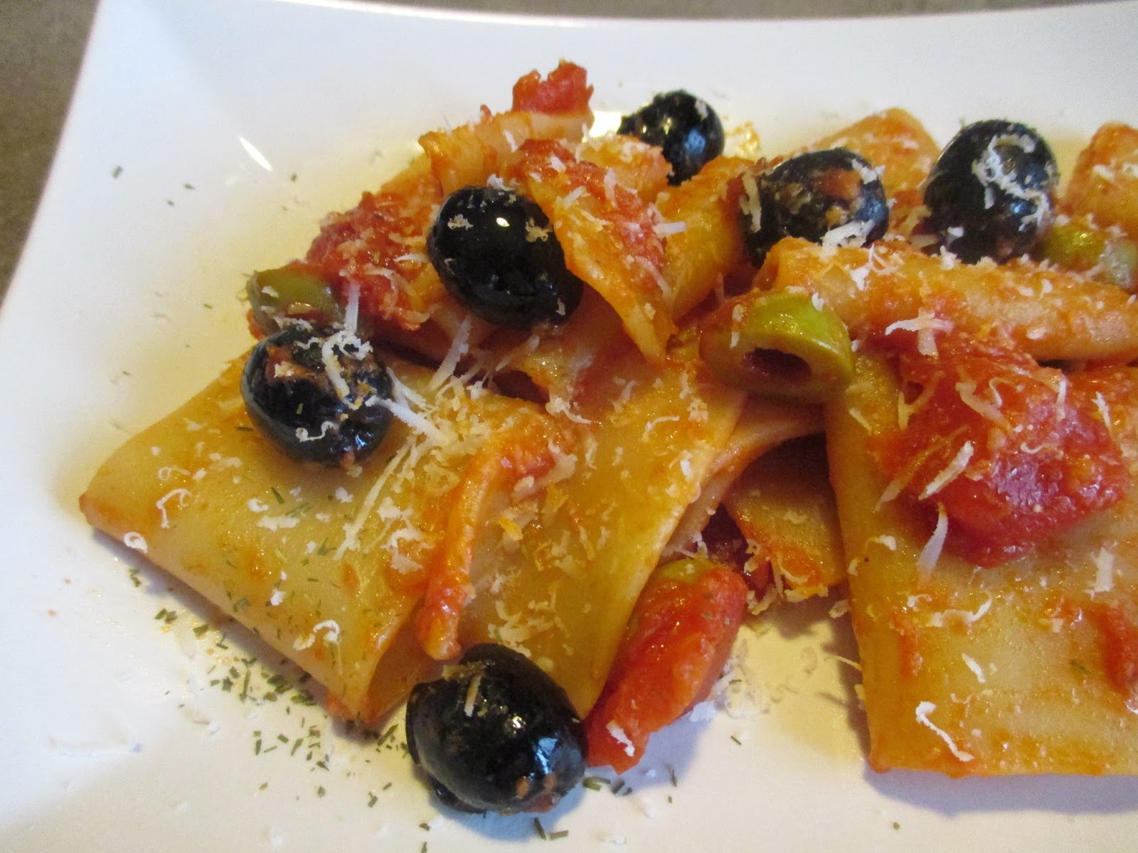 HOMEMADE PACCHERI WITH TOMATO SAUCE, RED PEPPERS AND OLIVES (RECETTE AUSSI EN FRANCAIS
