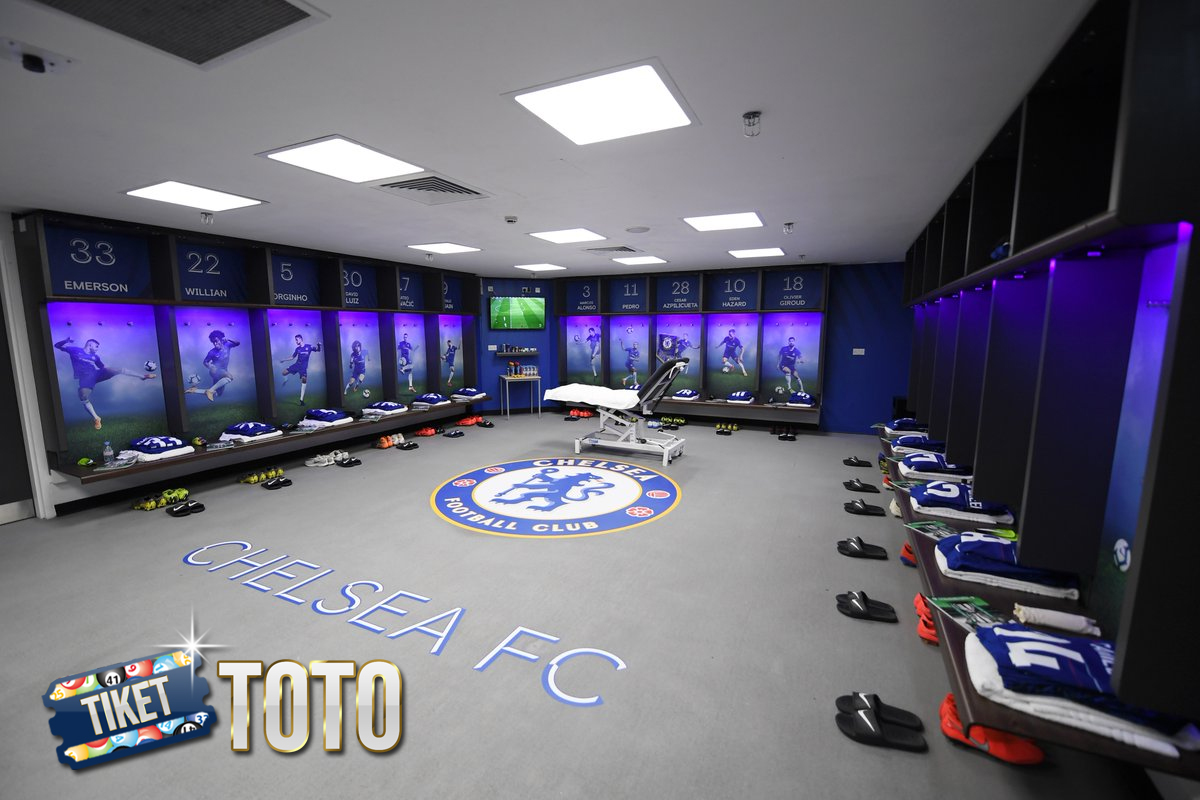 Ruang Ganti Chelsea Usai Disingkirkan Barca: Botol Melayang Meja Remuk