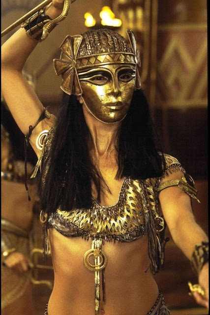 Древний Египет в голливудских фильмах всегда возникает сквозь призму мистичности, как в фильме "Мумия возвращается" 2001 года, когда Рейчел Вайс становится одержимой духом Нефертити.