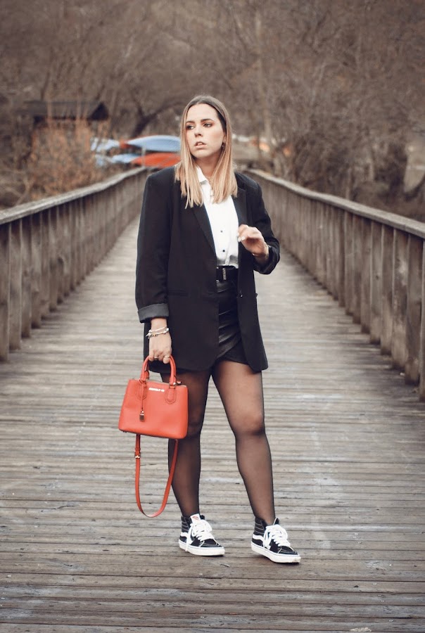 Outfit con Vans y maxi blazer