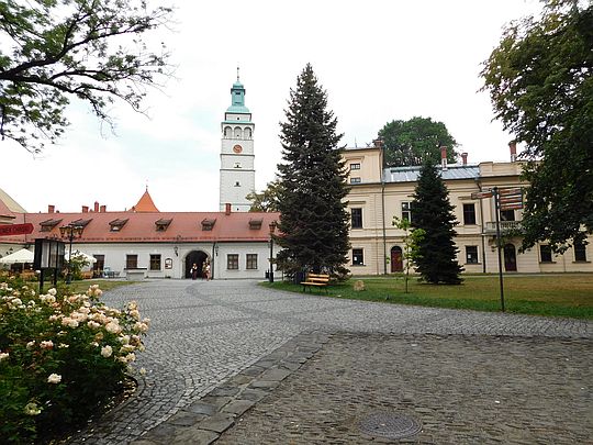 Konkatedra Narodzenia Najświętszej Marii Panny w Żywcu (widok z placu przed zamkiem).