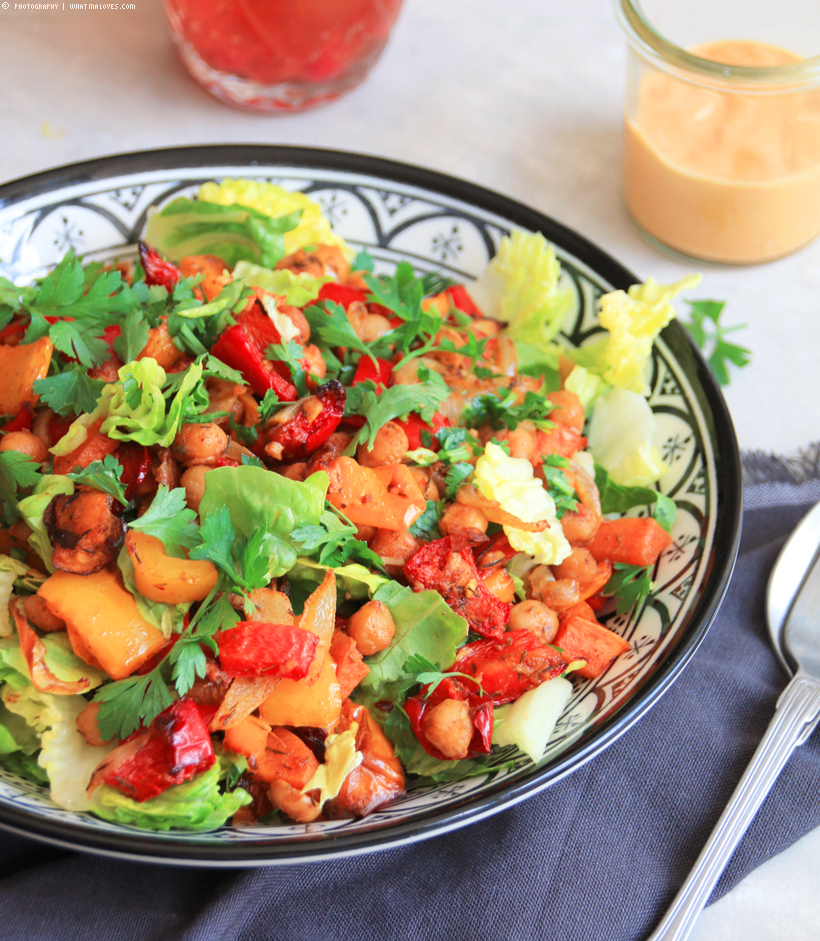 Salat mit Ofenkichererbsen & Paprika mit Chili-Tahini-Dressing | whatinaloves.com