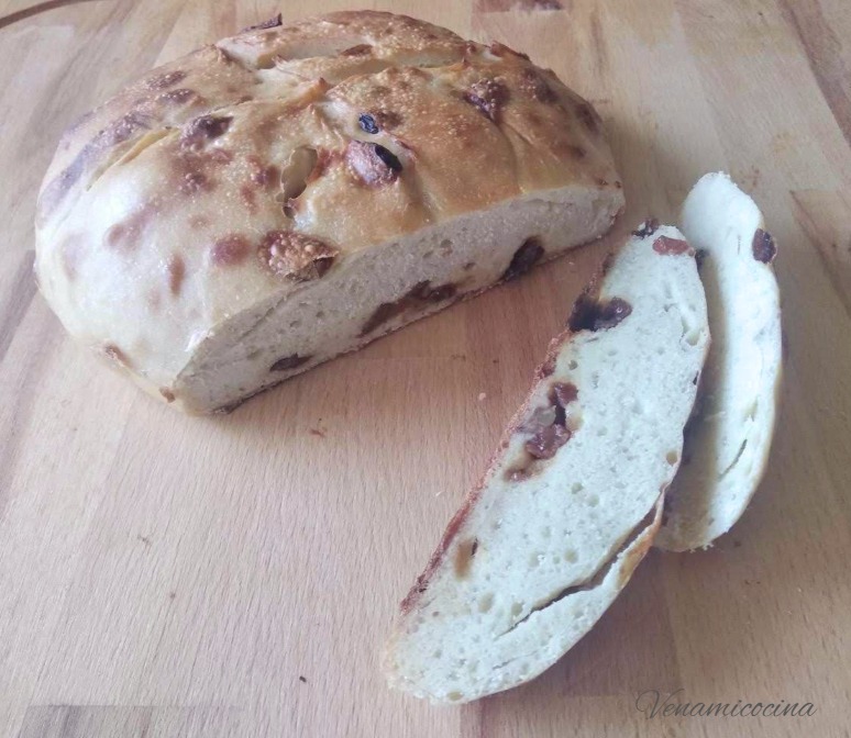 Pan rústico de pasas y nueces