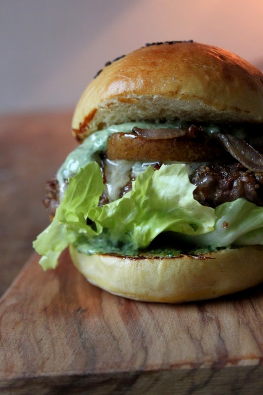 KAMAU: Walnussmarinierter Tempeh Burger mit Blauschimmelkäse