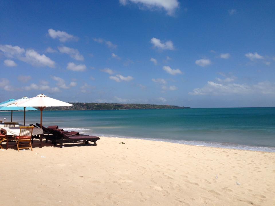 Valentina Rago in Jimbaran, Bali, having lunch on the beach with an amazing view, good seafood is served