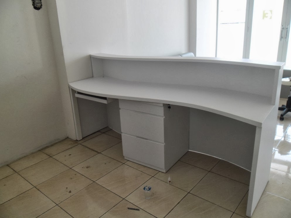 Meja Resepsionis dan Backdrop Panel Meja Customer Service (Meja CS