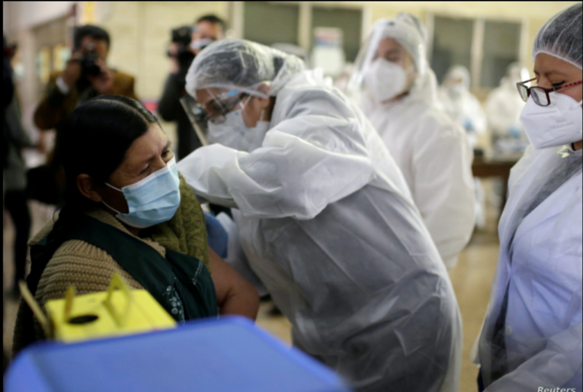 Una mujer indígena recibe una dosis de la vacuna rusa Sputnik V en La Paz, Bolivia, el 27 de abril de 2021 / REUTERS