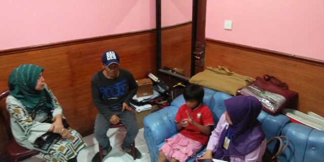 Dampak Perceraian, Gadis ini Mendapatkan Perlakuan Mengerikan Setelah Orang Tuanya Bercerai Dampak Perceraian, Gadis ini Mendapatkan Perlakuan Mengerikan Setelah Orang Tuanya Bercerai