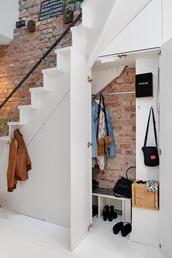 Vestidor bajo la escalera
