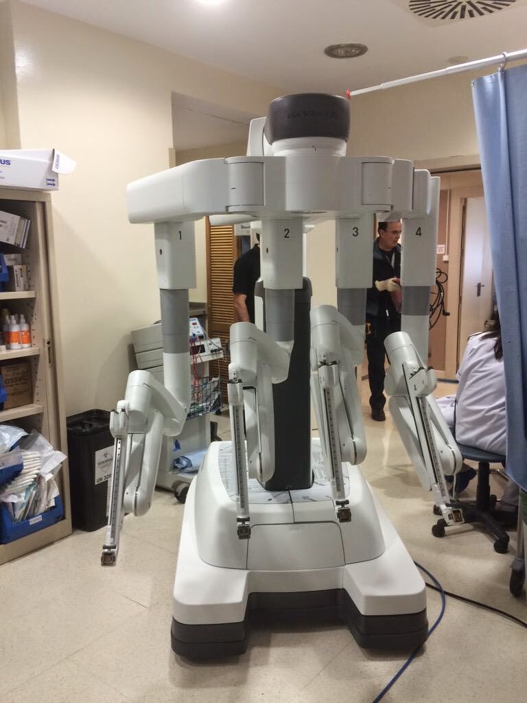Dr. Fernando Gómez Sancha English The Da Vinci Xi Robot arrived at