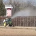 Viral video: Αγρότης στον Έβρο με τρακτέρ ψεκάζει μετανάστες στο φράχτη του Έβρου