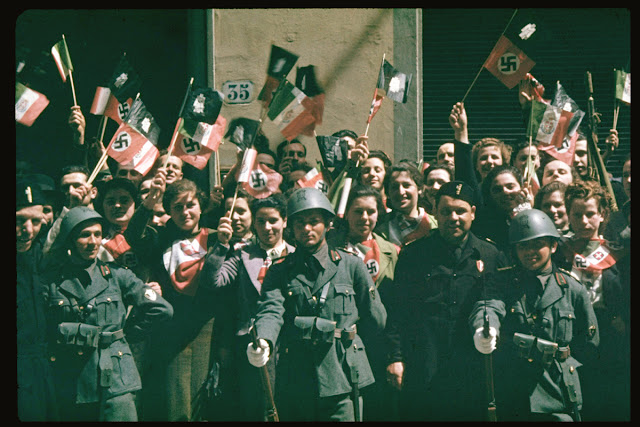 1938, Италия, Флоренция. Толпа приветствует Гитлера во время его государственного визита / A crowd cheers in Florence, Italy, during Hitler's state visit in 1938