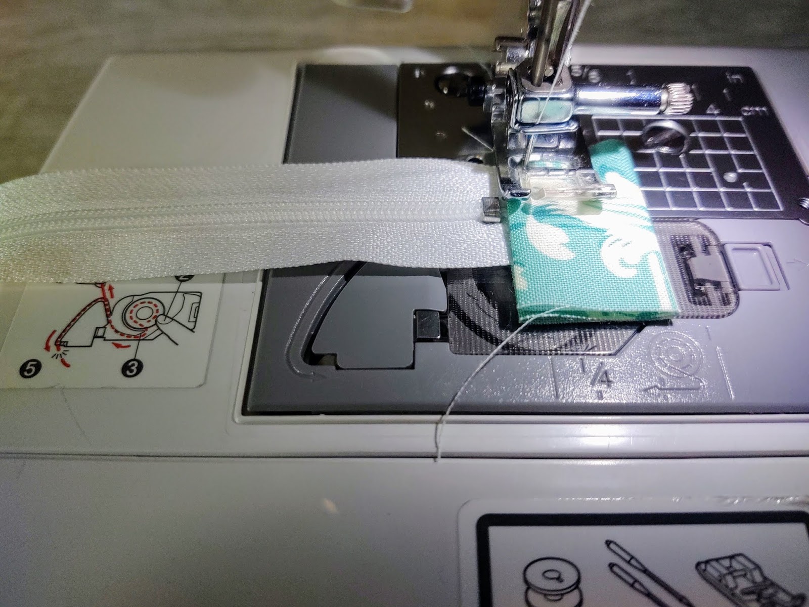 Pop of Color Bags Sew a zipper without using a zipper foot