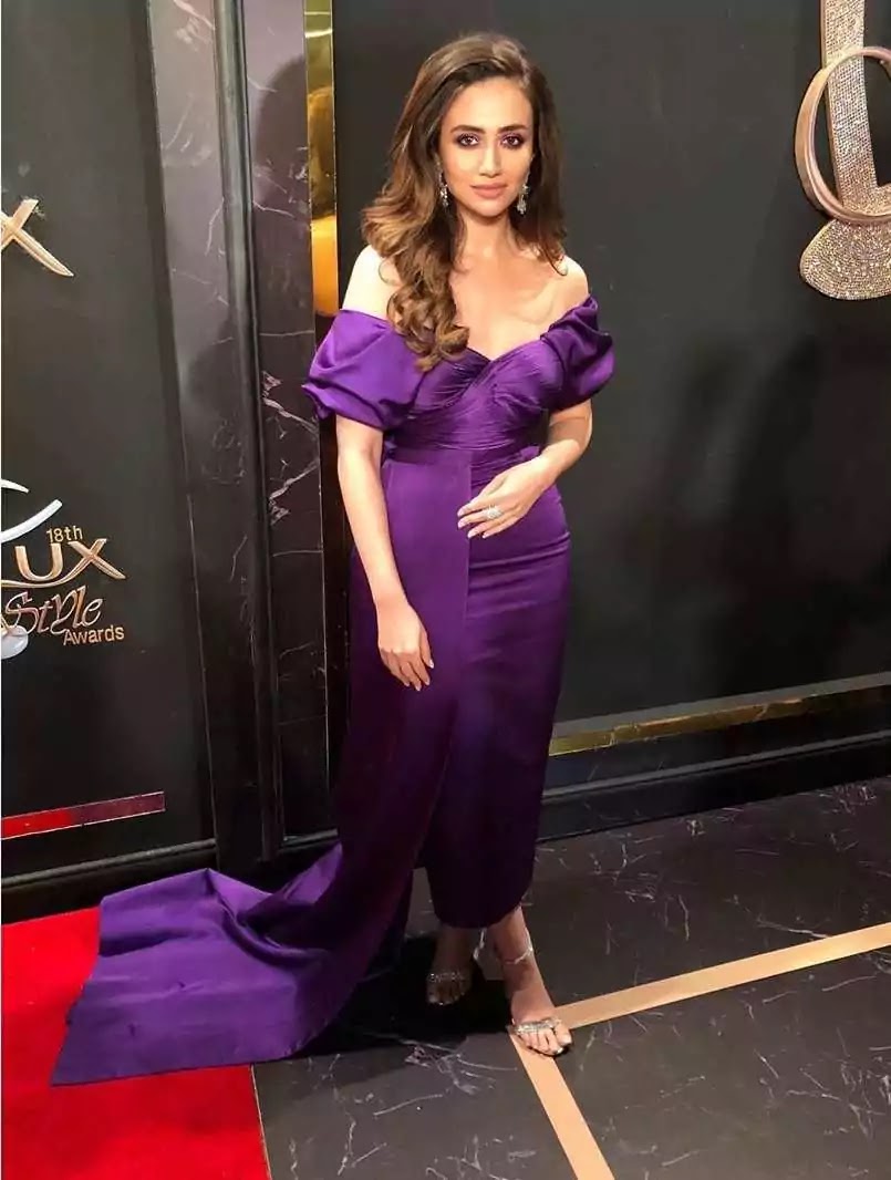 Beautiful Pictures of Sana Javed Wearing Purple Frock in LUX Awards