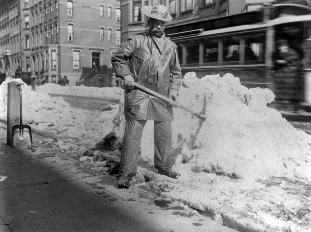 Amazing Vintage Photos of Street Cleaners in New York City From Between