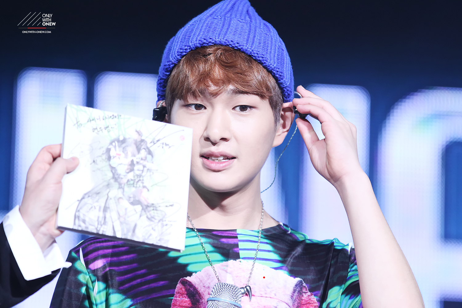 Онью шайни. Amg onew. Как зовут девушку шайни. Ким джонхён шайни. Тэмин корейский певец.