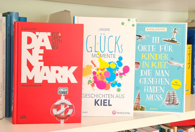 Hier auf "Küstenkidsunterwegs" findet Ihr alle Bücher von mir, der Autorin Katja Josteit. Mein Glücks-Buch, mein Dänemark-Buch und "111 Orte für Kinder in Kiel". Lest gerne mal rein! Meine Sachbücher sind sowohl unterhaltsam als auch höchst praktisch geschrieben; sie eignen sich auch super als Geschenk!