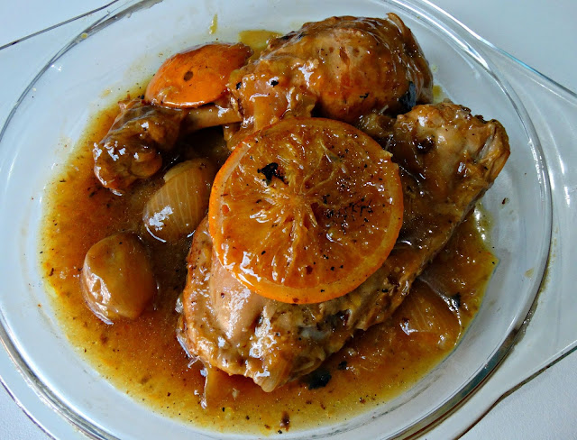 Pollo cocinado más rodajitas de naranja, más diente de ajo y salsita