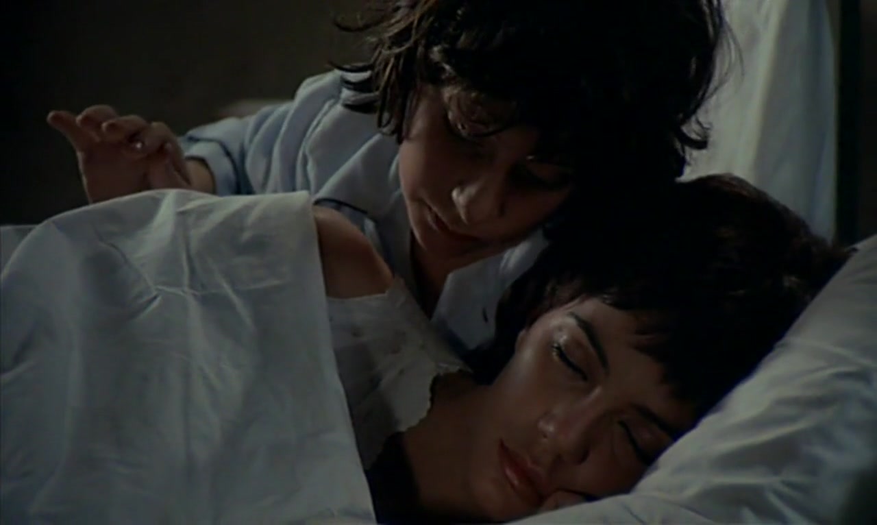 Сын снял спящую маму. ОС preparez mouchoirs (1978) Кароль ЛОР.