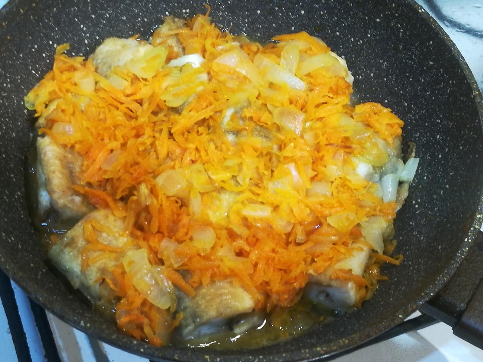 Рыба тушёная с овощами на сковороде