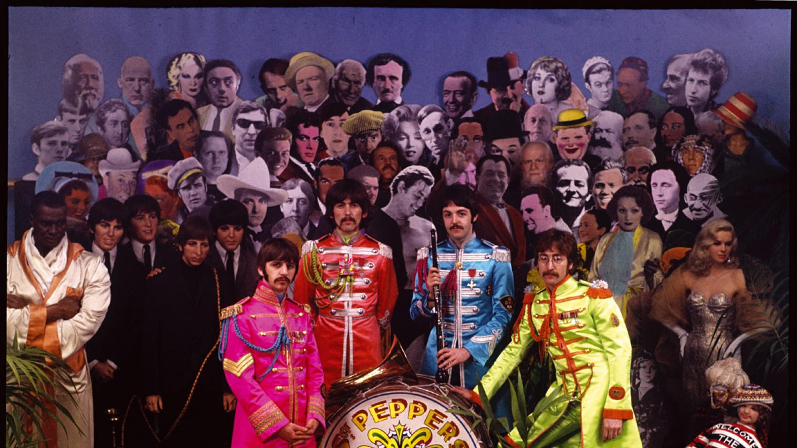 Beatles sgt peppers lonely hearts club. Битлз сержант Пеппер. Sgt. Pepper's Lonely Hearts Club Band Битлз. Сержант Пеппер 1967. The Beatles Sgt Pepper оркестр 1967.