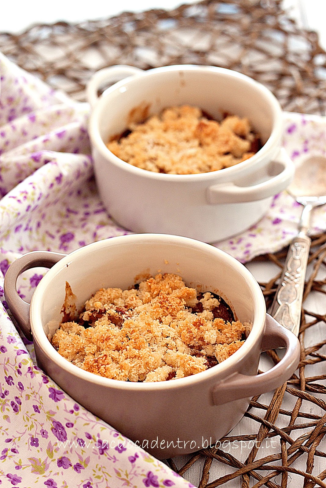 crumble di pesche caramellate e cocco