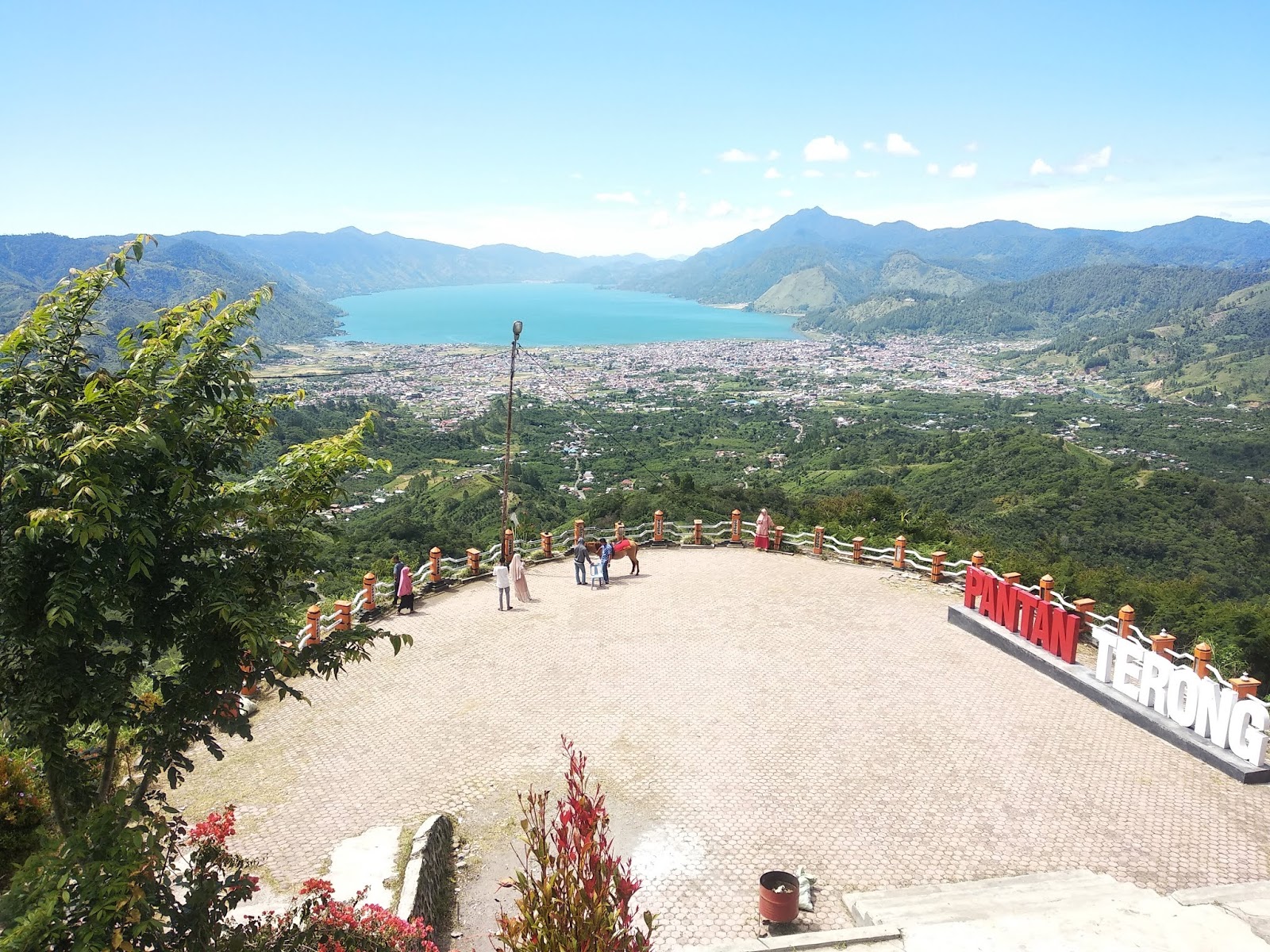 Enjoy the beauty of Lake Laut Tawar from the Peak of Pantan Terong in