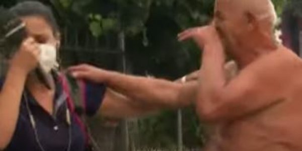 Φωτιά Εύβοια: Στιγμές ανθρωπιάς στον αέρα – Δημοσιογράφος ξεσπά σε κλάματα με ηλικιωμένο που κινδυνεύει