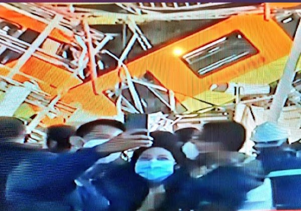 Captan a pareja tomándose selfie en pleno desplome del Metro, los tunden en redes Captan a pareja tomándose selfie en pleno desplome del Metro, los tunden en redes