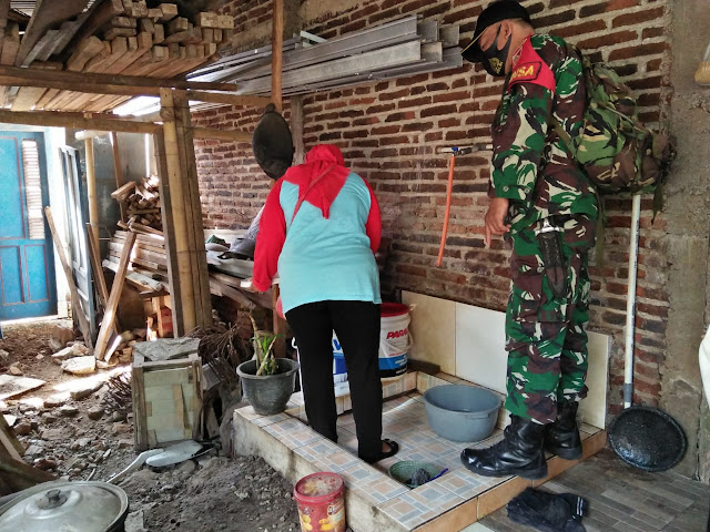Babinsa Dampingi Tim Jumantik Cek Jentik di Rumah Warga Cegah Wabah Demam Berdarah Babinsa Dampingi Tim Jumantik Cek Jentik di Rumah Warga Cegah Wabah Demam Berdarah