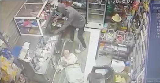 VIDÉO : QUAND UN VOLEUR AGRESSE UN ÉPICIER ÂGÉ À COUPS DE MATRAQUE...