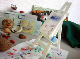 sevaletul in prim plan, cu o pictura inceputa, in atelierul dormitor