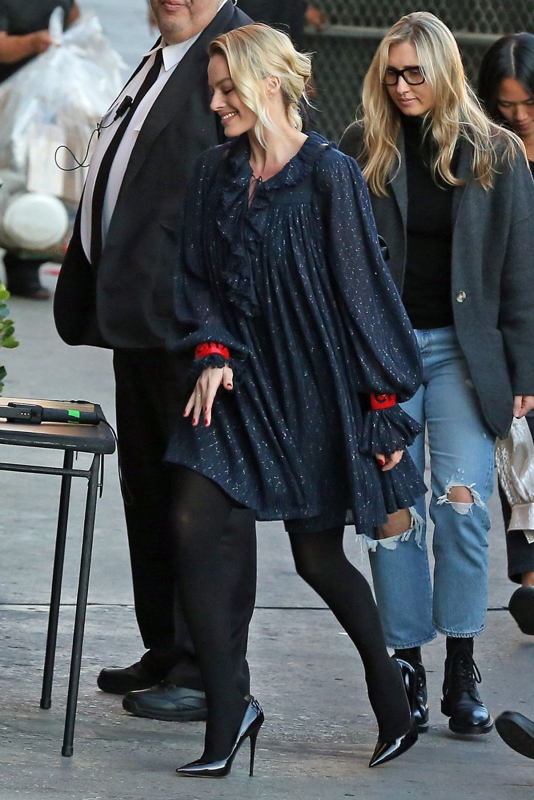 Fashion for your legs: Margot Robbie : street style in black opaque