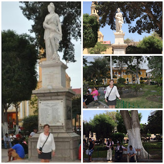 Plaza de Armas en Piura con la "Pola",  estatua de mármol que representa la libertad (1870)
