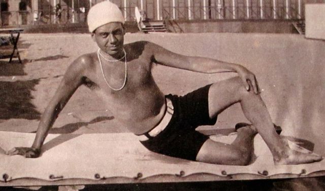 Коул Портер в вязаной шапочке Джеральда и жемчуге Сары.1923 г. Коул Портер в вязаной шапочке Джеральда и жемчуге Сары.1923 г.