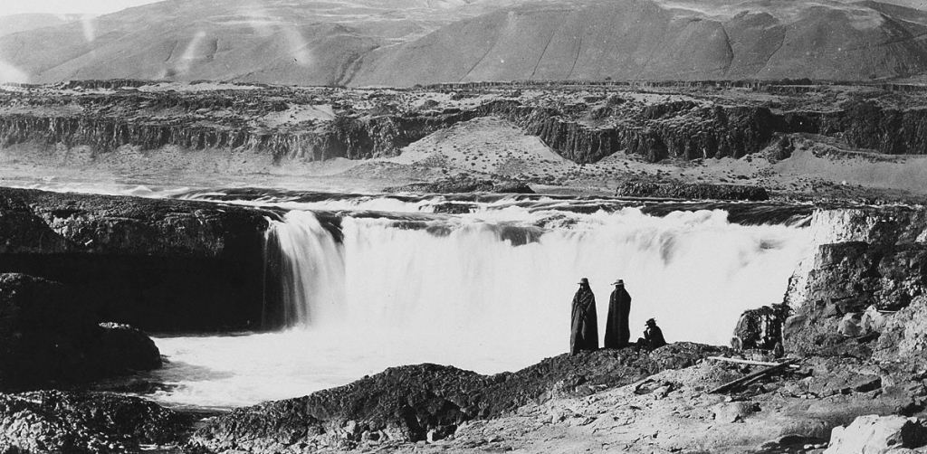 Celilo Falls (air terjun Celilo) Celilo Falls (air terjun Celilo) artinya echo of falling water atau suara air pada batu