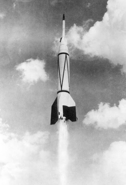 Пуск двухступенчатой экспериментальной ракеты Bumper 5 на полигоне Уайт-Сэндз; 24 февраля 1949 года. NASA dayton.hq.nasa.gov