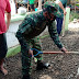 Babinsa Koramil 0824/15 Bangsalsari Bantu Kerja Bakti Masyarakat Cor Masjid Al Muhtahdin