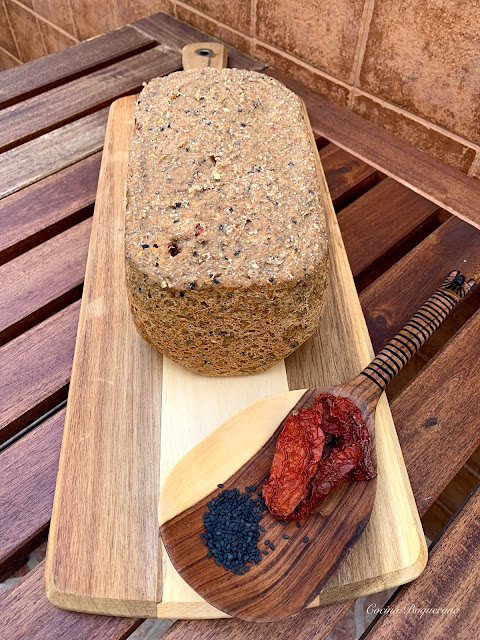 Pan de trigo sarraceno y lentejas con tomate seco y semillas