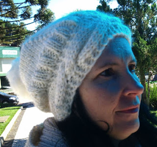 gorro de lã de ovelha mulher vestindo gorro de lã de ovelha